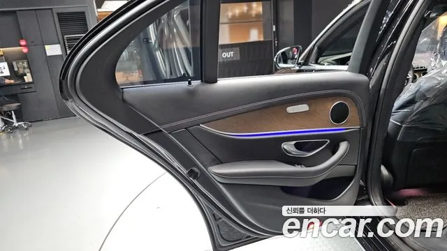 Mercedes-Benz E-Class — Фото автомобиля 22