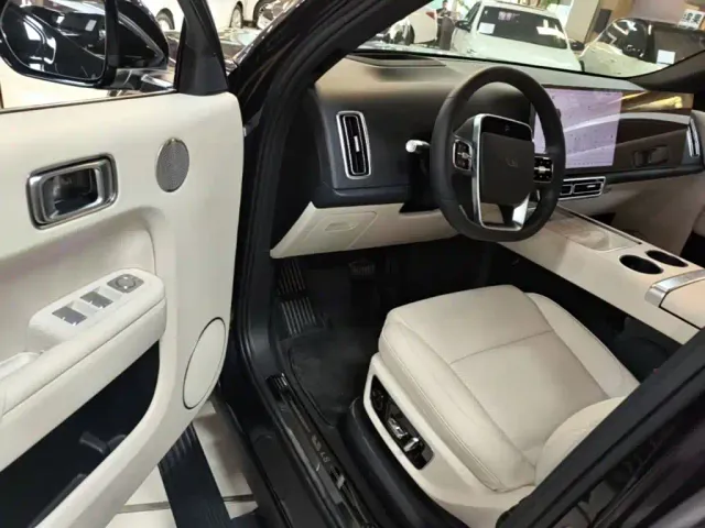 Li Auto L8 — Фото автомобиля 15