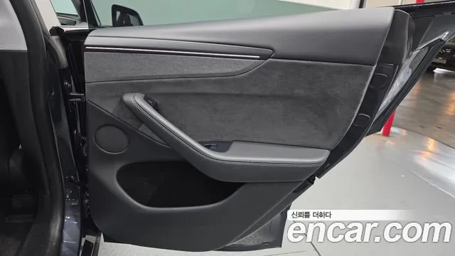 Tesla Model Y — Фото автомобиля 29