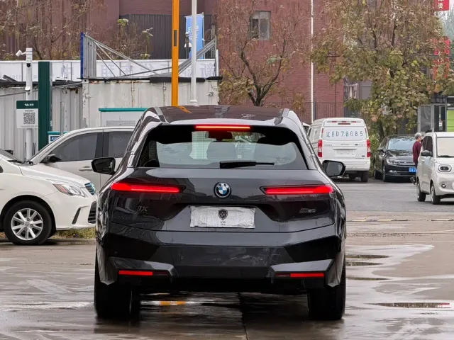 BMW iX — Фото автомобиля 6