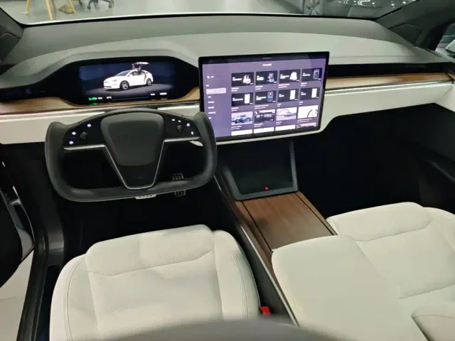 Tesla Model X — Фото автомобиля 9