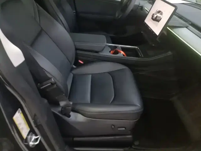 Tesla Model Y — Фото автомобиля 24