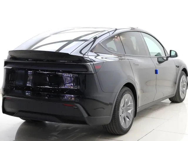 Tesla Model Y L — Фото автомобиля 9