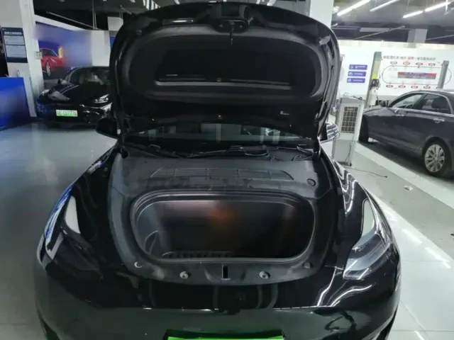 Tesla Model Y — Фото автомобиля 19