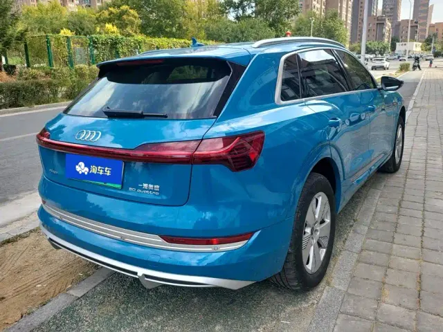 Audi e-tron — Фото автомобиля 3