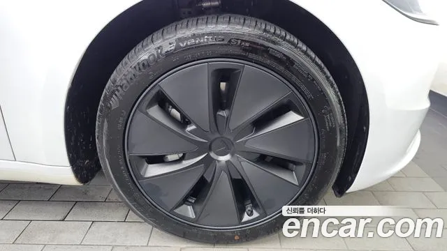 Tesla Model 3 — Фото автомобиля 21