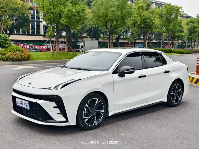 Фотография автомобиля — Lynk & Co 03