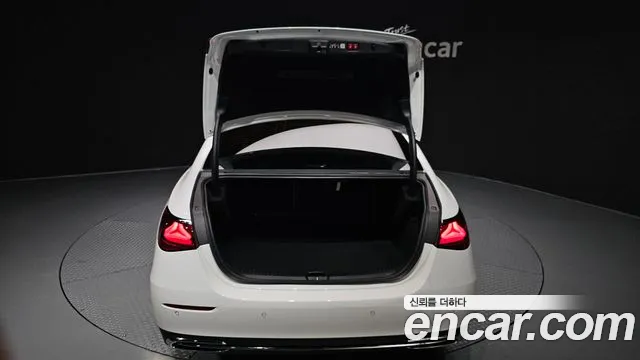 Mercedes-Benz E-Class — Фото автомобиля 16