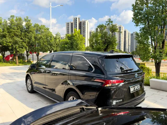 Toyota Sienna — Фото автомобиля 8