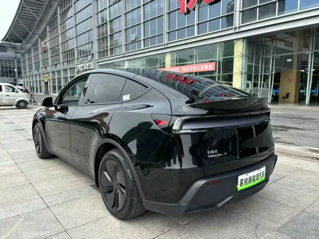 Tesla Model Y — Фото автомобиля 5