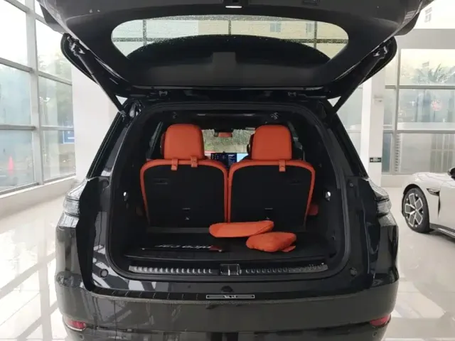 Li Auto L9 — Фото автомобиля 18