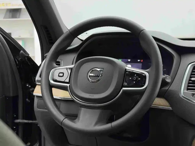 Volvo XC90 — Фото автомобиля 13