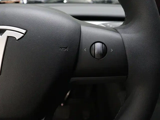 Tesla Model Y — Фото автомобиля 17