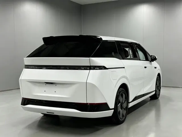 Xpeng X9 — Фото автомобиля 10