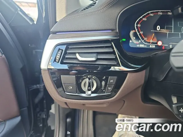 BMW 5-Series 5 серия (G30) 530i xDrive Luxury — Фото автомобиля 11