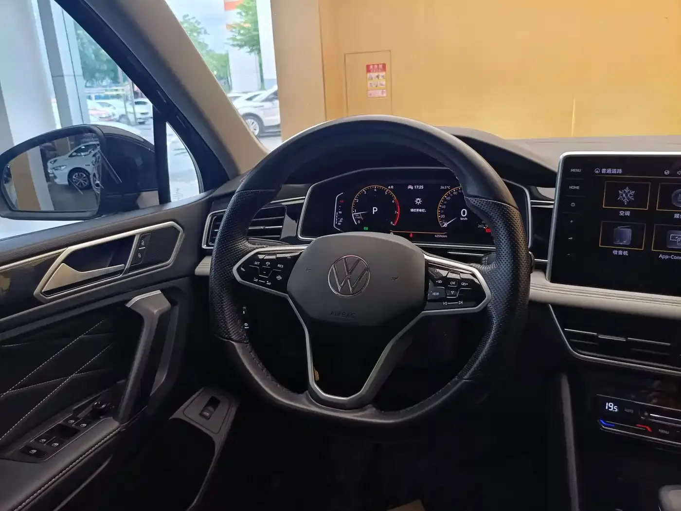 Volkswagen Tiguan L 2022 330TSI Automatic 2WD Smart Edition — Фото автомобиля 14
