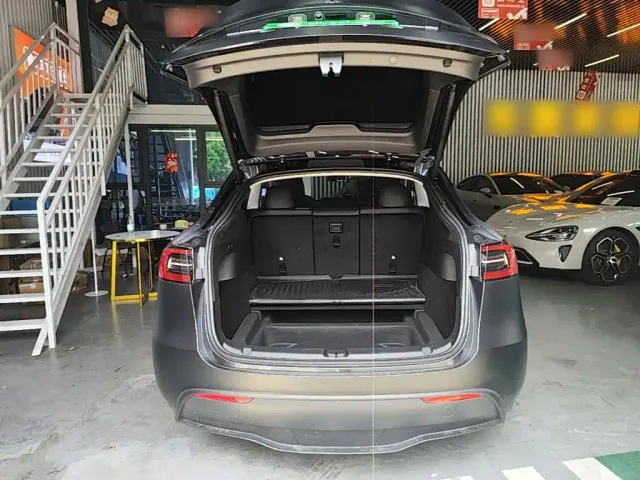 Tesla Model Y — Фото автомобиля 18