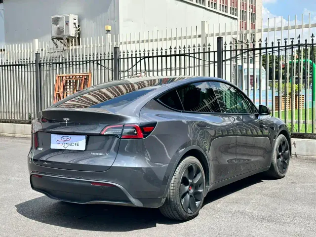 Tesla Model Y — Фото автомобиля 11