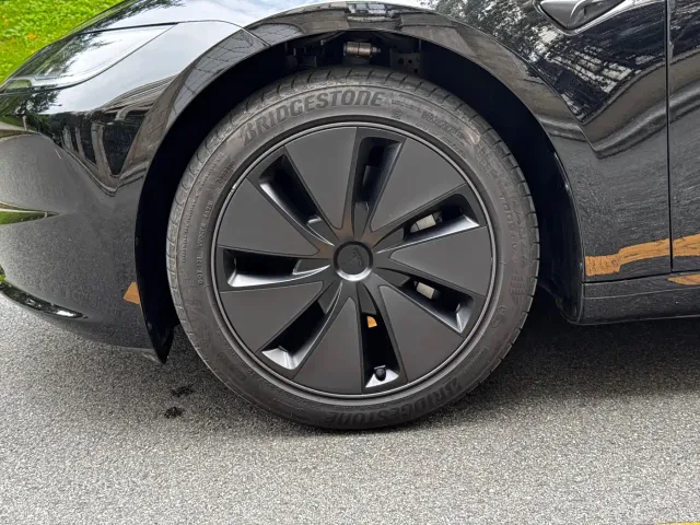 Tesla Model 3 — Фото автомобиля 5