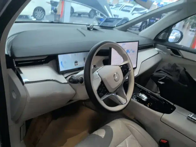 Volvo EM90 — Фото автомобиля 9