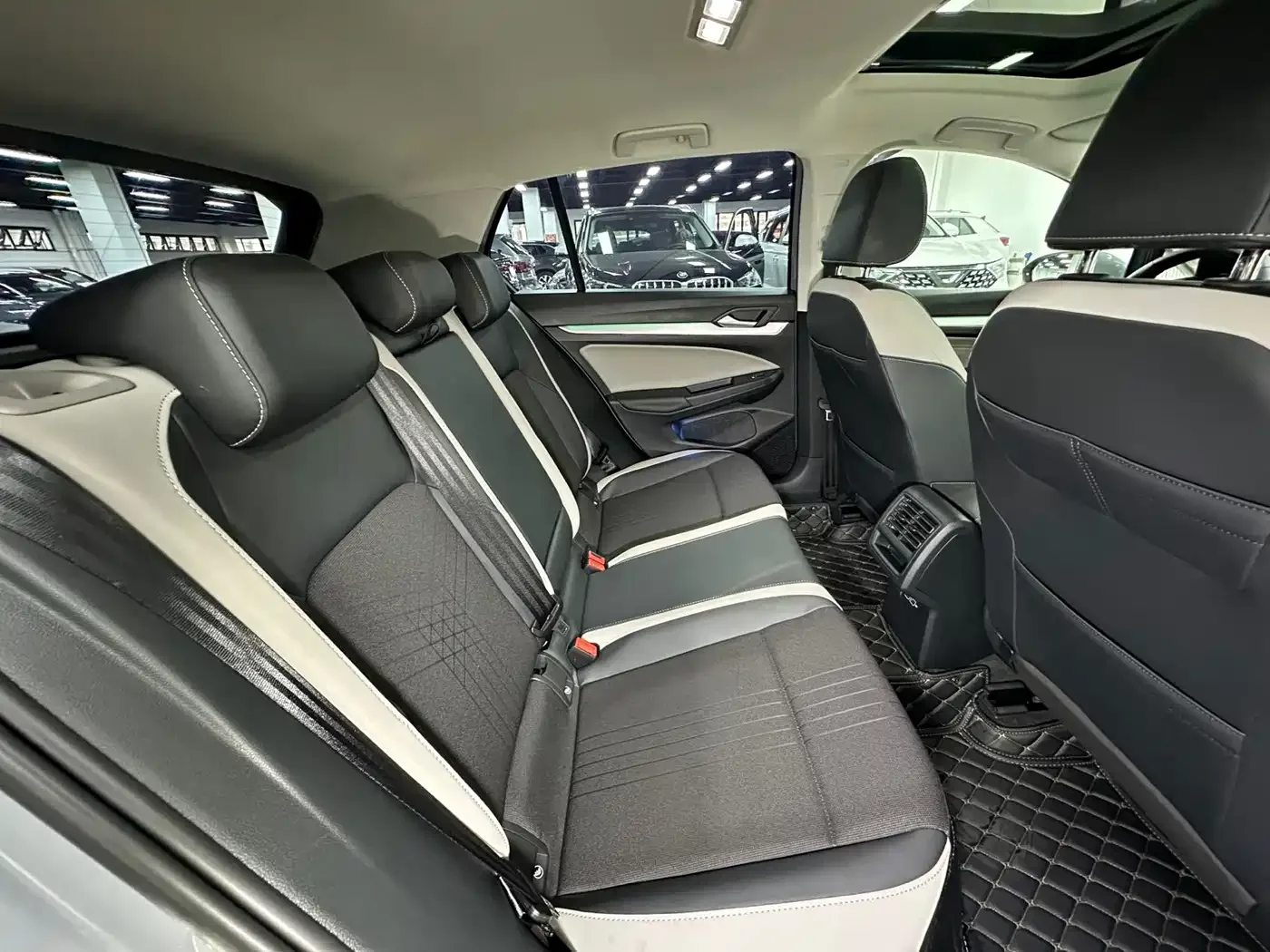 Volkswagen Golf 2023 200TSI DSG Pro — Фото автомобиля 12