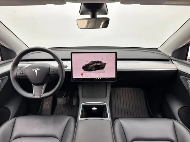 Tesla Model Y — Фото автомобиля 10