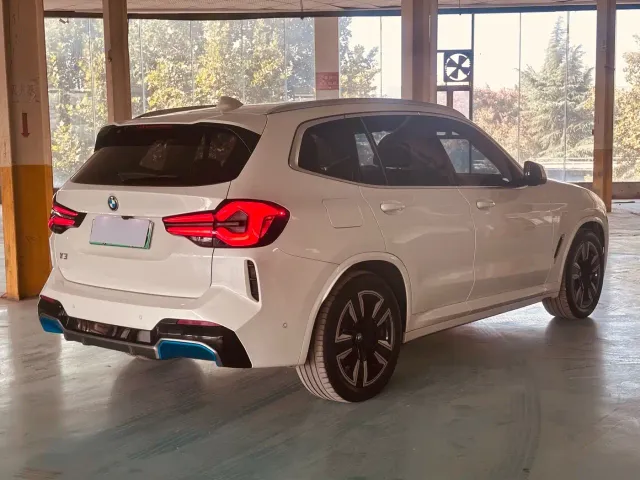 BMW iX3 — Фото автомобиля 4