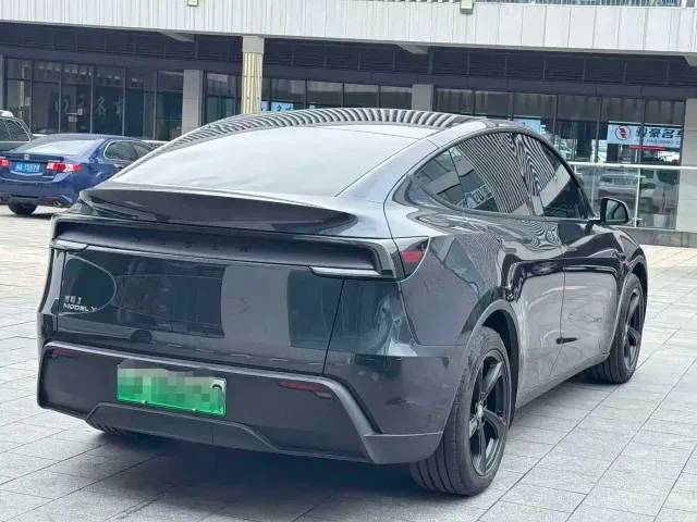 Tesla Model Y — Фото автомобиля 6