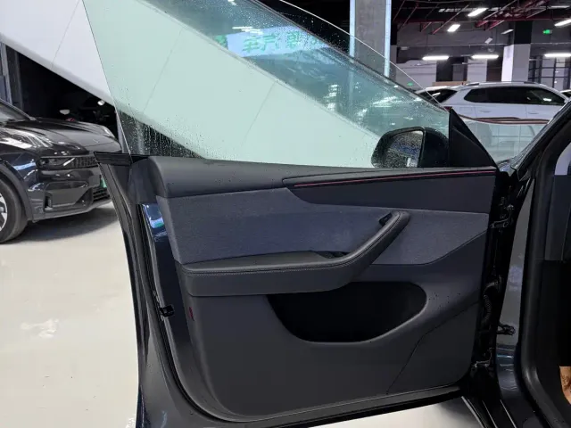 Tesla Model Y — Фото автомобиля 8