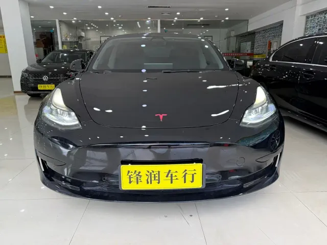 Tesla Model 3 — Фото автомобиля 2