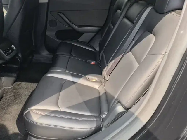 Tesla Model Y — Фото автомобиля 16