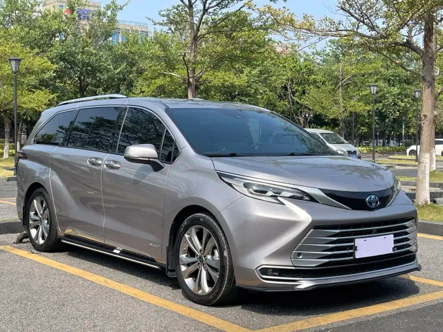 Toyota Sienna — Фото автомобиля 3
