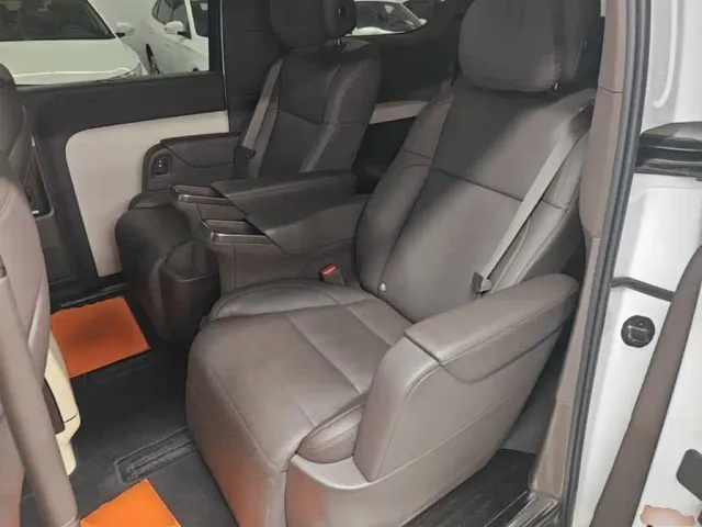 Li Auto MEGA — Фото автомобиля 16
