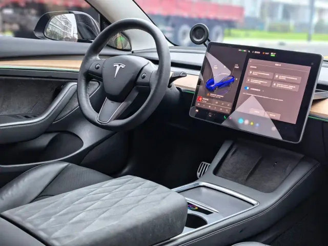 Tesla Model 3 — Фото автомобиля 10