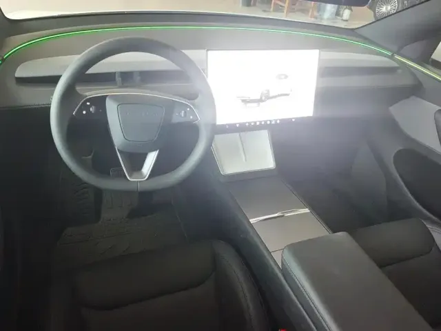 Tesla Model Y — Фото автомобиля 12