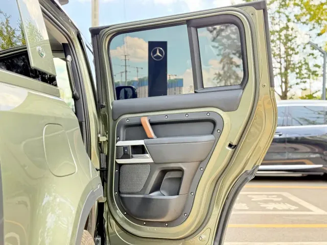 Land Rover Defender — Фото автомобиля 28