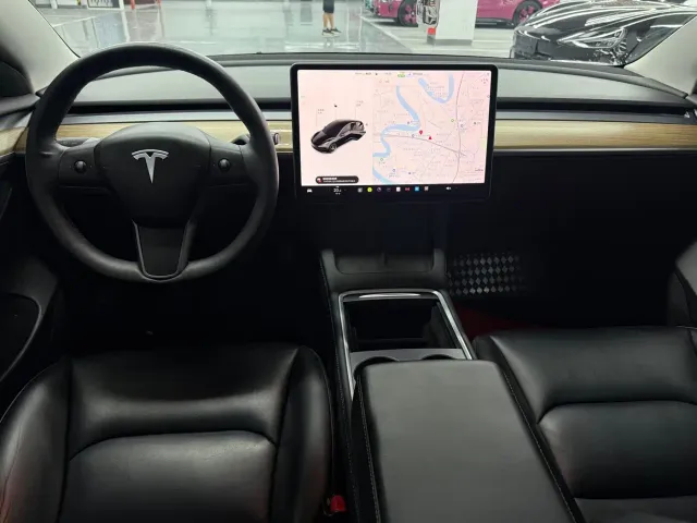 Tesla Model 3 — Фото автомобиля 7