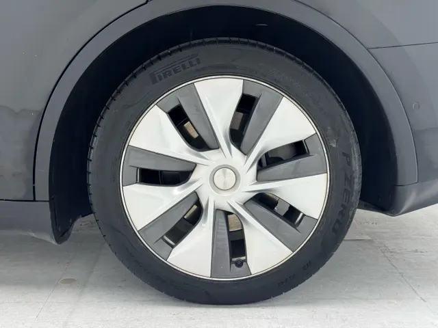 Tesla Model Y — Фото автомобиля 8