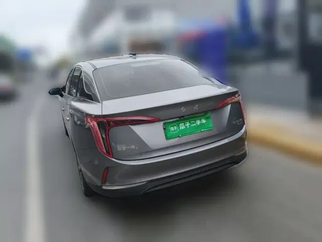Hongqi E-QM5 — Фото автомобиля 4