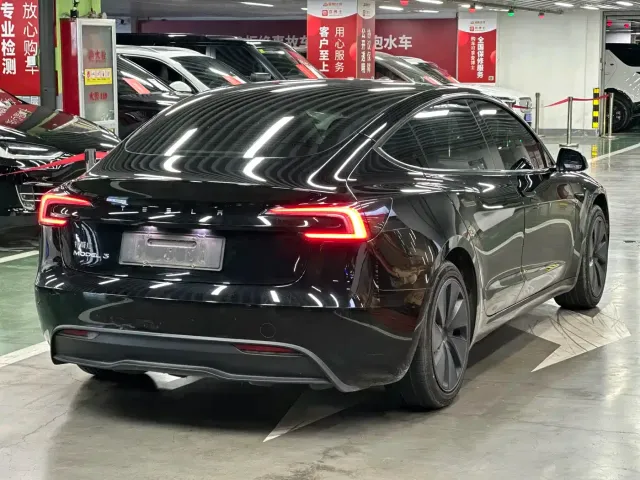 Tesla Model 3 — Фото автомобиля 4
