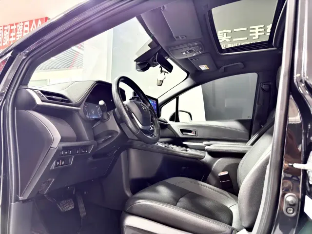 Toyota Sienna — Фото автомобиля 10