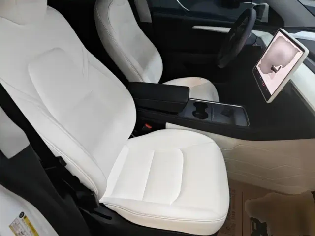 Tesla Model Y — Фото автомобиля 24