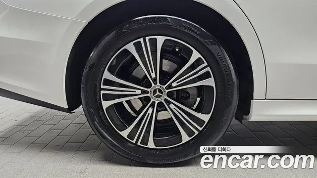 Mercedes-Benz E-Class — Фото автомобиля 5
