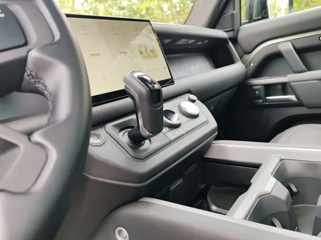Land Rover Defender — Фото автомобиля 6