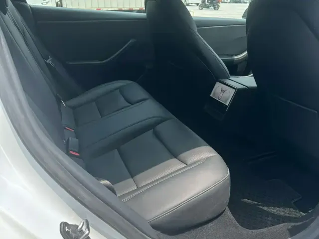 Tesla Model 3 — Фото автомобиля 7