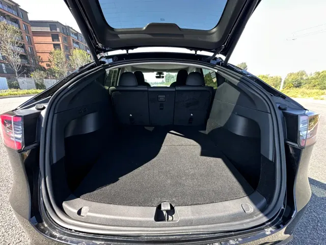 Tesla Model Y — Фото автомобиля 22