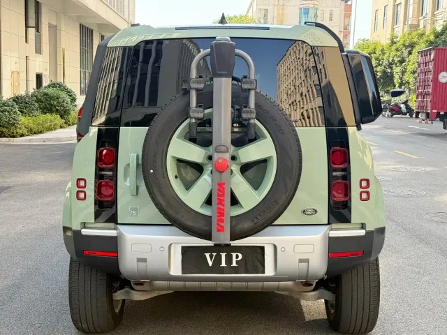 Land Rover Defender — Фото автомобиля 7