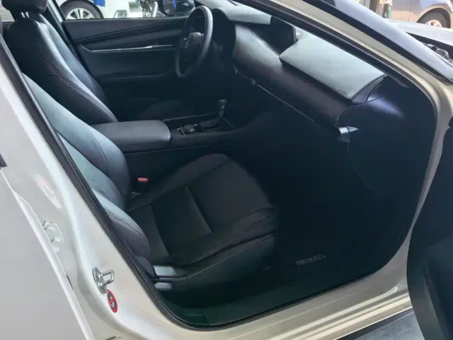 Mazda Axela — Фото автомобиля 8