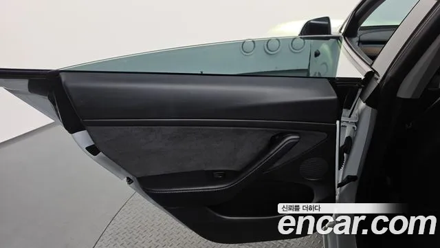 Tesla Model 3 — Фото автомобиля 5