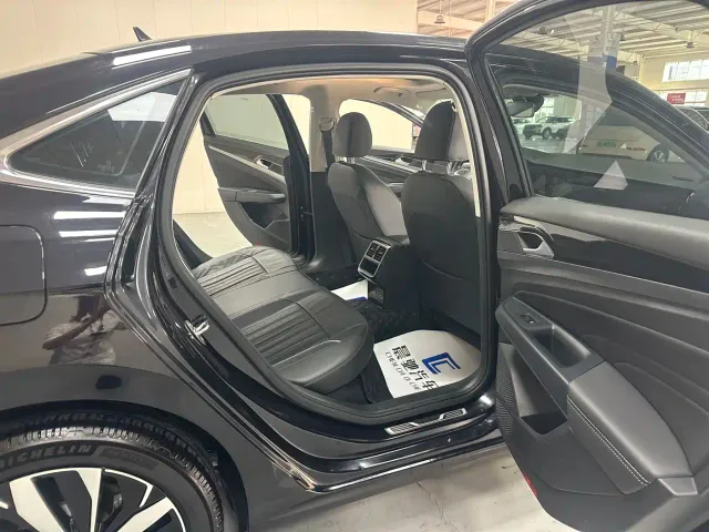 Volkswagen Passat — Фото автомобиля 14